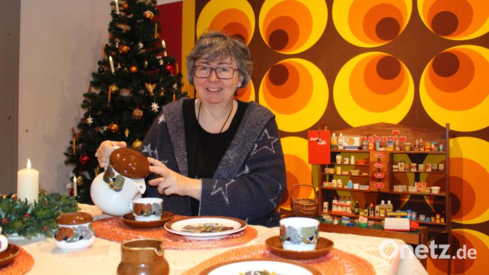 Die nachgebaute Weihnachtsstube im 1970er-Jahre-Design erinnert Dr. Sabine Zehentmeier-Lang an ihre Kindheit. „Diese Tapete – heute finde ich sie einfach nur noch schrecklich“, gestand die Museumsleiterin bei der Eröffnung der Ausstellung. Bild: Gschwendtner/fph