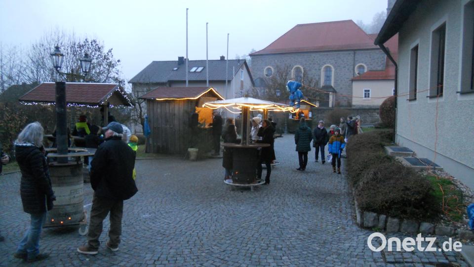 Am Rathausvorstadt stehen Weihnachtsbuden. Bild: jba