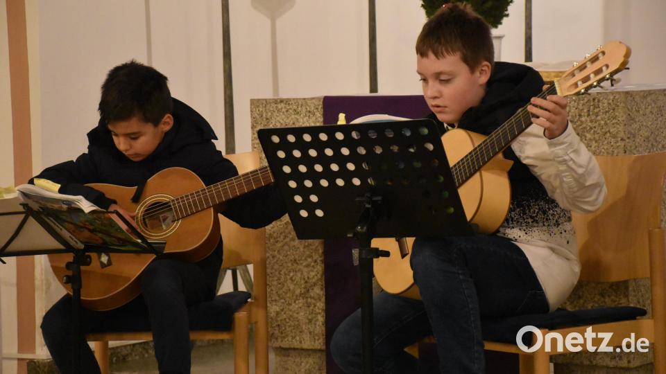 Auch die jungen Musiker zeigten ihr Können, unter anderem an der Gitarre. Bild: ubb