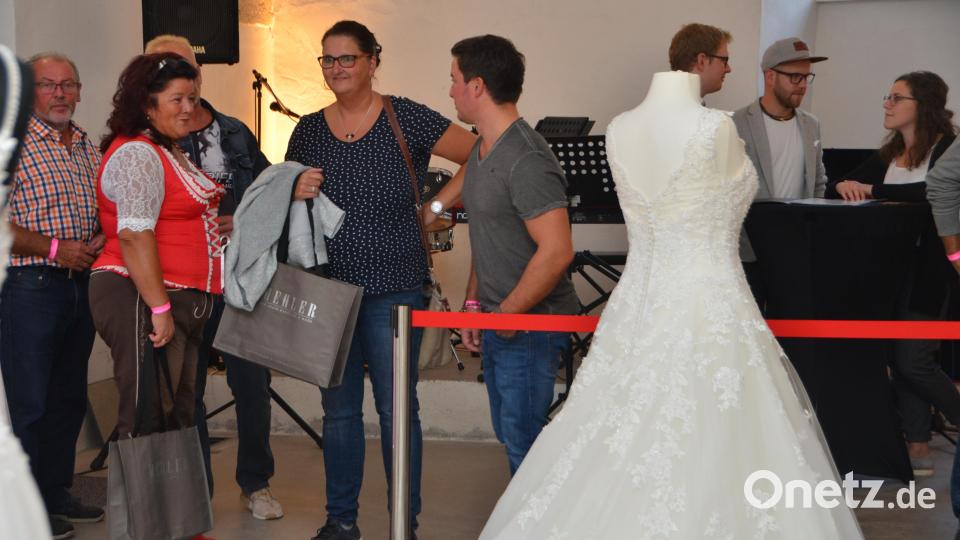 Brautkleider konnten die Besucher ebenfalls bestaunen. Bild: dob