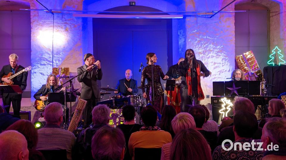 Beim Konzert in Schönsee begeistern auch die tollen Lichteffekte. Bild: eib