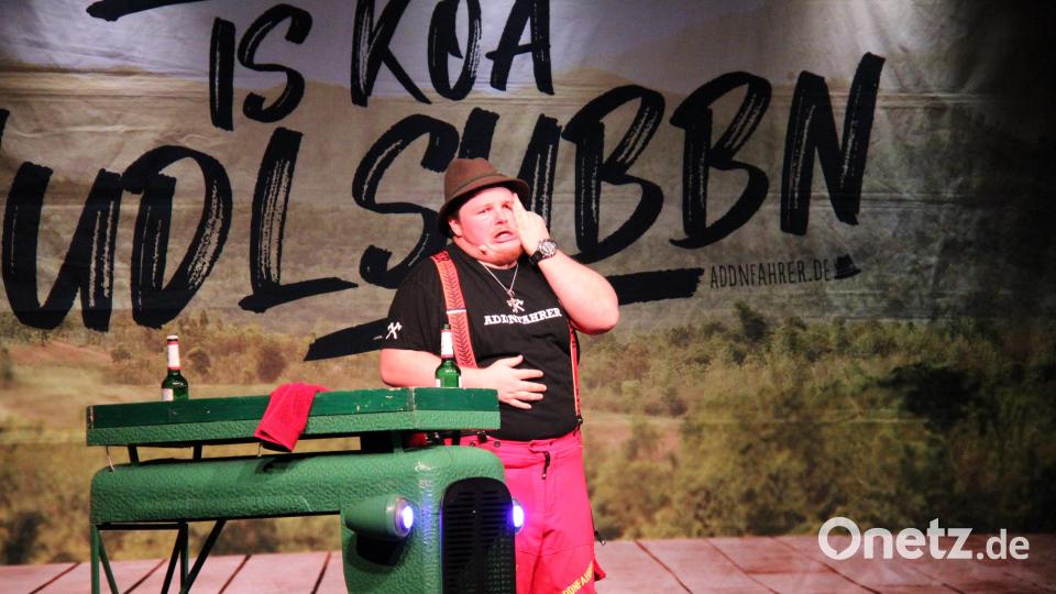 Mit seinem authentischen Frohsinn, teils derben und frivolen Humor riss der Addnfahrer die über 600 Zuhörer in der Stadthalle über 3 Stunden lang zu wahren Lachsalven hin. Bild: prh