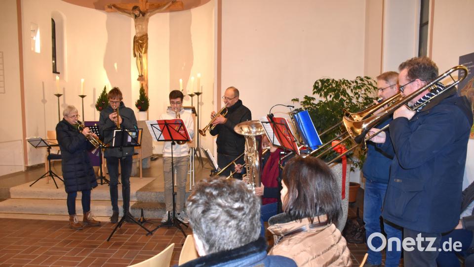 Der Posaunenchor spielte adventliche Weisen und begleitete das Publikum beim gemeinsamen Singen von bekannten Weihnachtsklassikern. Bild: ubb