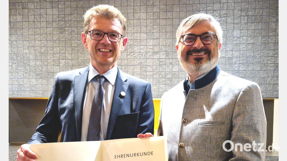 Vorstand Andreas Reindl (links) ist seit 40 Jahren bei der VR Bank Amberg-Sulzbach. Franz Penker, Regionaldirektor des Genossenschaftsverbandes Bayern, überreichte ihm die Auszeichnung. Bild: Sabrina Götzl/exb