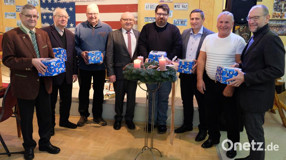 Ein Dankeschön zum Jahresabschluss: Die Geistlichkeit, die Bürgermeister und Stadtverbandsvorsitzenden Dieter Kies überraschen Präsident Erwin Dromann (Vierter von links) und Vizepräsident Fritz Gradl (Zweiter von rechts). Bild: do