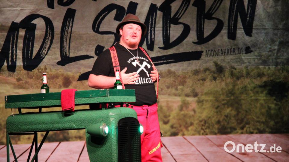 Mit seinem authentischen Frohsinn, teils derben und frivolen Humor riss der Addnfahrer die über 600 Zuhörer in der Stadthalle über 3 Stunden lang zu wahren Lachsalven hin. Bild: prh