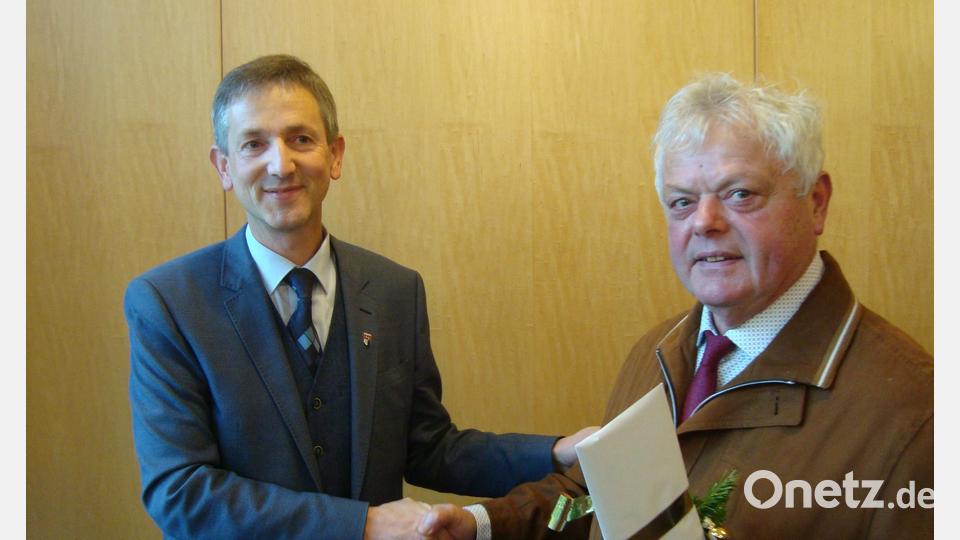 Bürgermeister Albert Geitner bedankte sich beim langjährigen Sprecher der DE Hohenkemnath, Johann Schmaußer, mit einem Geschenk. Bild: schß