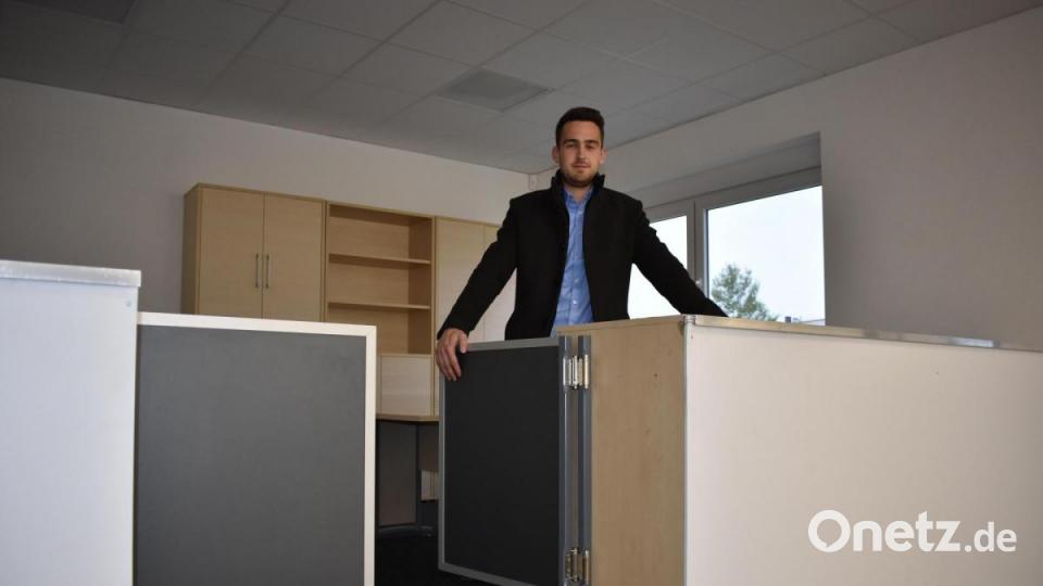 Der Kunst- und Kulturverein Erbendorf hat angefangen, die ehemalige Druckerei Greitzke zum Vereinsheim umzugestalten. David Frischholz zeigt die renovierte Bar und den früheren Bürobereich. Bild: lue
