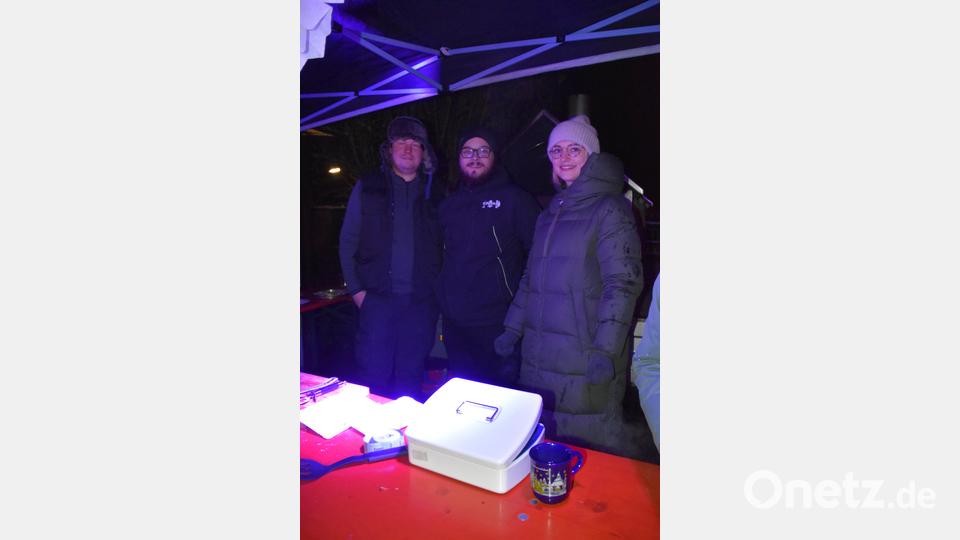 Eschawecker Christkindlmarkt - Die Pfadfinder Windischeschenbach verkauften Pizzaschiffchen aus dem Ofen. Bild: wrm