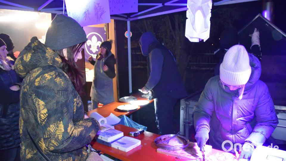 Eschawecker Christkindlmarkt - Die Pfadfinder Windischeschenbach verkauften Pizzaschiffchen. Bild: wrm