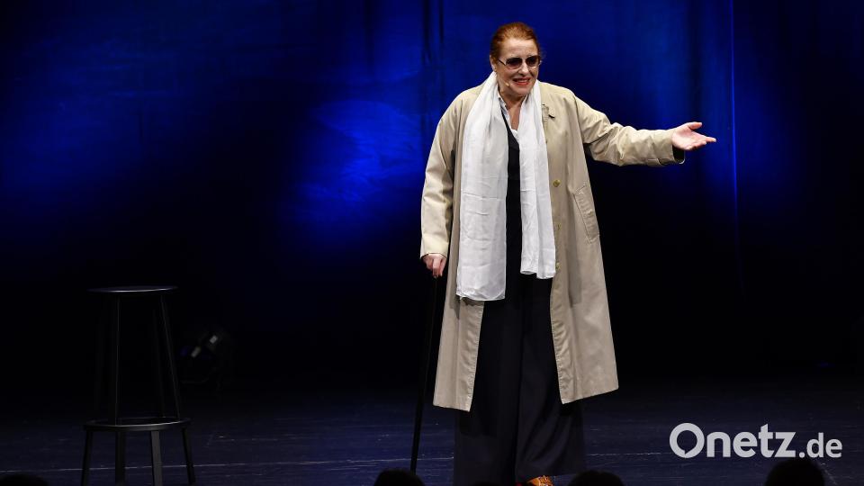 Luise Kinseher zeigte auf der Bühne des Amberger Stadttheaters, wie wandlungsfähig sie sein kann. Bild: Petra Hartl