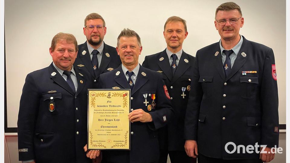 Stellv. Kommandant Stefan Schinzl und Kommandant Christoph Staudte (von links) gratulierten Jürgen Leißl (Mitte) zusammen mit stellvertretenden Vorsitzenden Stephan Müller und Vorsitzenden Christian Wenkmann zur Ernennung zum Ehrenvorsitzenden. Bild: Fabian Schildbach