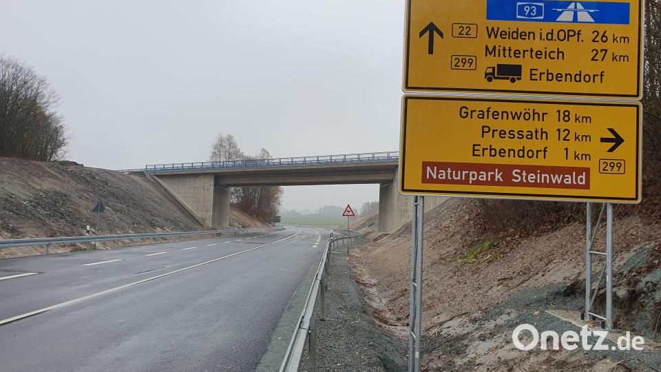 Ein neues Straßenschild zeigt an, wie die Verkehrsteilnehmer nach Erbendorf oder Pressath gelangen. Bild: kaz