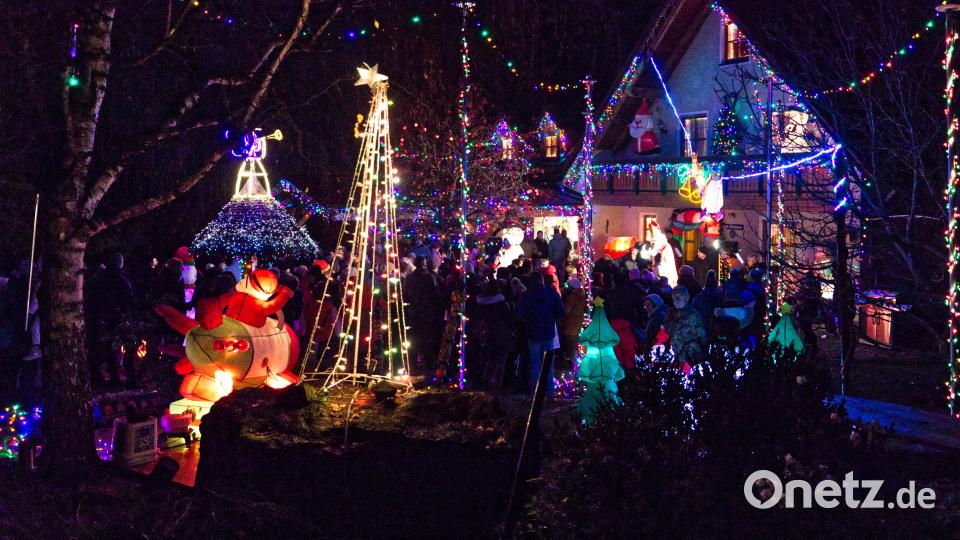 In den weihnachtlich geschmückten Garten der Familie Biederman in der Tirschenreuther Straße hatte die Siedlergemeinschaft zu ihrer Nikolausfeier eingeladen. Bild: njn