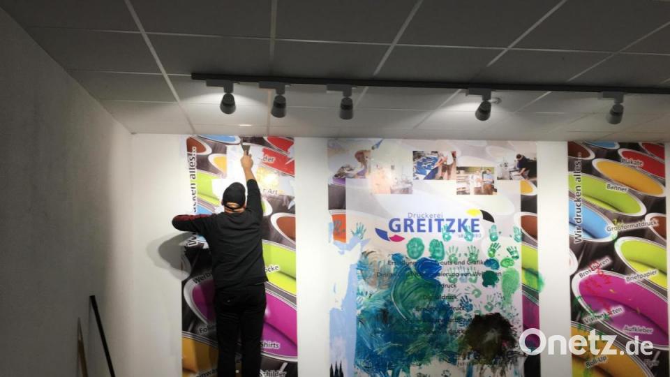 Der Kunst- und Kulturverein Erbendorf hat begonnen, den ehemaligen Verkaufsraum der Druckerei Greitzke zum Vereinsheim umzugestalten. Bild: David Frischholz/exb
