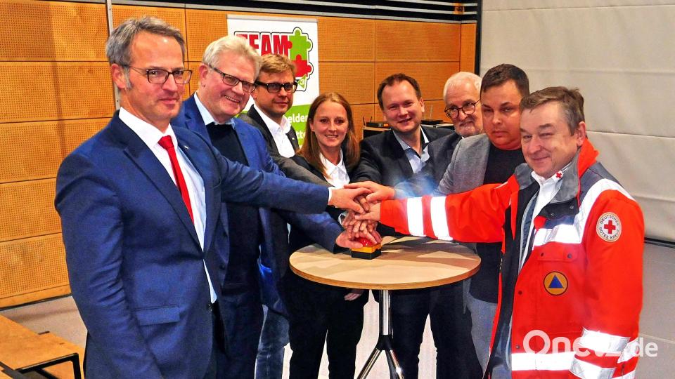 Für das dezentrale Herzstillstand-Laien-Nothelfer-Netzwerk als Piloten gaben Jürgen Dippold, Thomas Ebersberger, Markus Ruckdeschel, Lisa Neumeier, Christian Porsch, Raimund Heiny, Dr. Christian Haag, Peter Maisel (von links) den Startschuss. Bild: whü