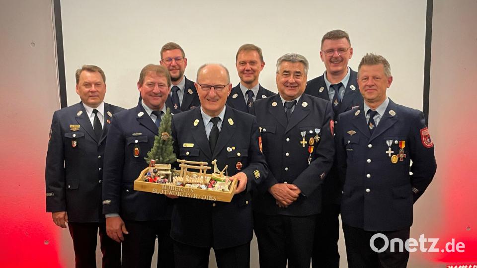 Es gratulierten zur Verabschiedung von KBI Blödt (von links): stellv. Kommandant Stefan Schinzl, in Ruhestand verabschiedeter Ehrenkreisbrandinspektor Hubert Blödt, Ehrenkommandant Hermann Nadler, Ehrenvorsitzender Jürgen Leißl 
h.l. Kreisbrandmeister Alexander Graf, Kommandant Christoph Staudte, stellv. Vorsitzender Stephan Müller, Vorsitzender Christian Wenkmann Bild: Fabian Schildbach