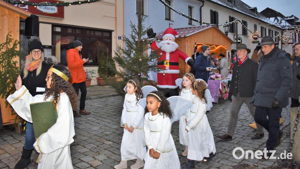 Der Einzug des Christkindes (Anneliese Bannes) mit seinen vier Engeln sorgt für großes Staunen. Bild: rgr