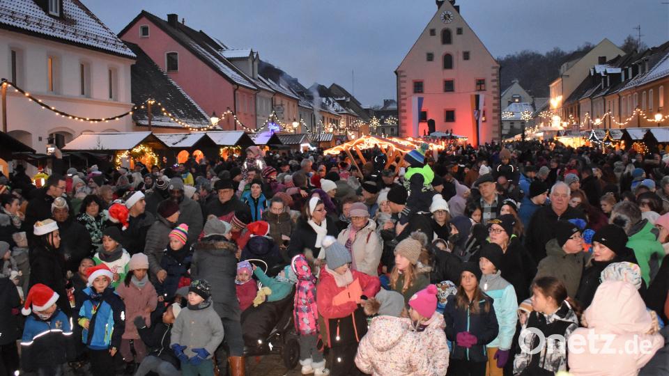 Besonders viele Besucher fanden in diesem Jahr den Weg auf den Grafenwöhrer Adventsmarkt. Es war der erste seit Beginn der Pandemie. Bild: rgr