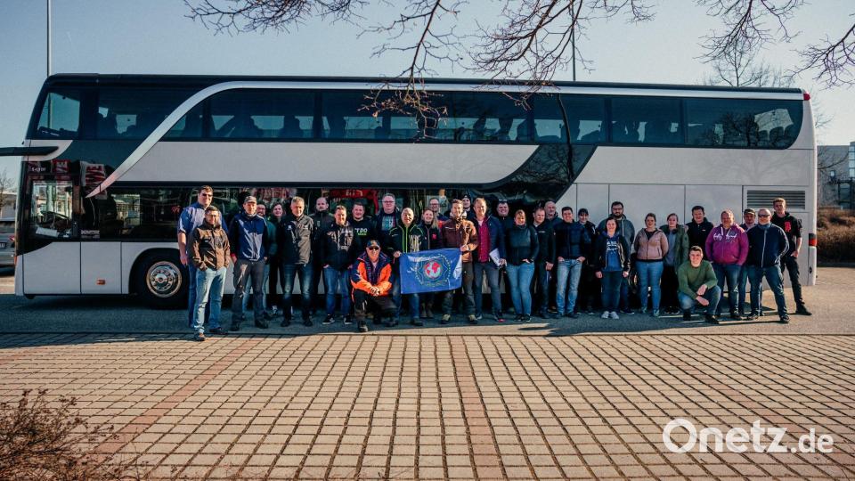 Gruppenbild der freiwilligen Helfer und Helferinnen bei der in Erbendorf gestarteten Aktion vor der Abfahrt. Bild: IGZ/exb