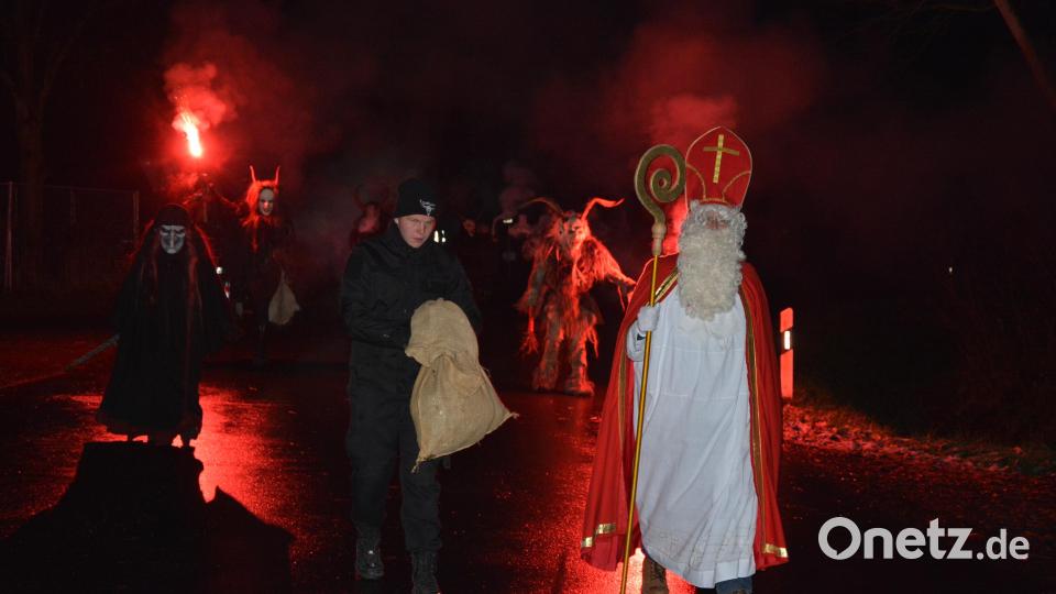 Angeführt vom Nikolaus, zogen acht „Grölldeifl“ am Montagabend in Neudorf ein, wo sie von einer großen Menschenmenge erwartet wurden. Leuchtfackeln und Rauch sorgten zusätzlich für eine imposante Atmosphäre. Bild: jr