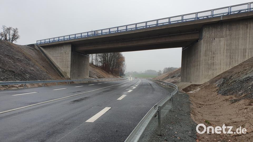 Unter der Brücke entstand eine neue Abbiegespur in Richtung Erbendorf, Pressath und Grafenwöhr. Bild: kaz