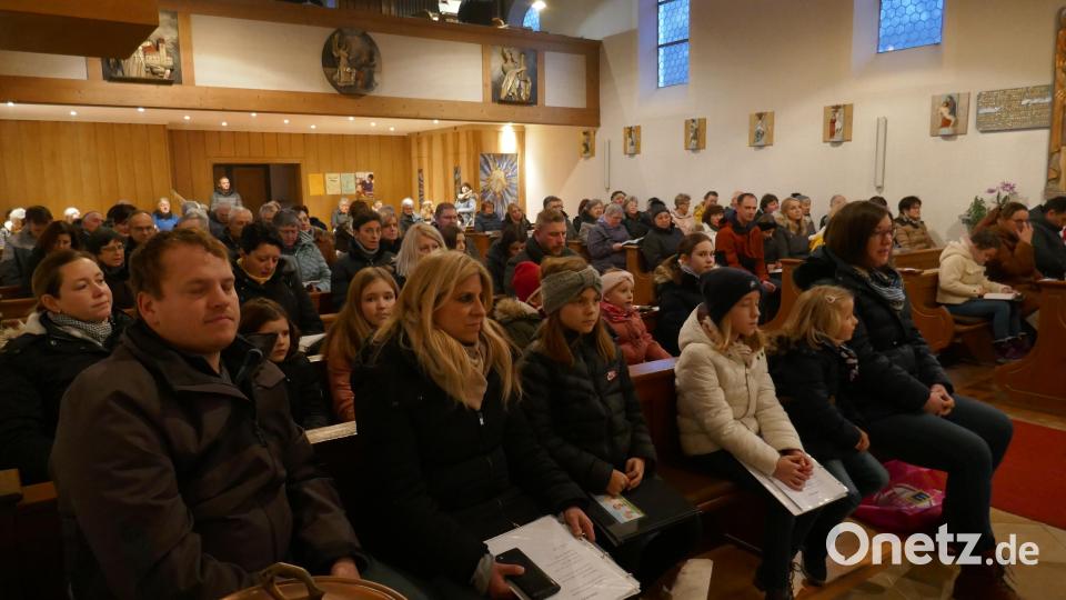 Fast voll besetzt war die Kirche St. Josef beim adventlichen Singen und Musizieren in Steinmühle. Bild: Gabi Werner/exb