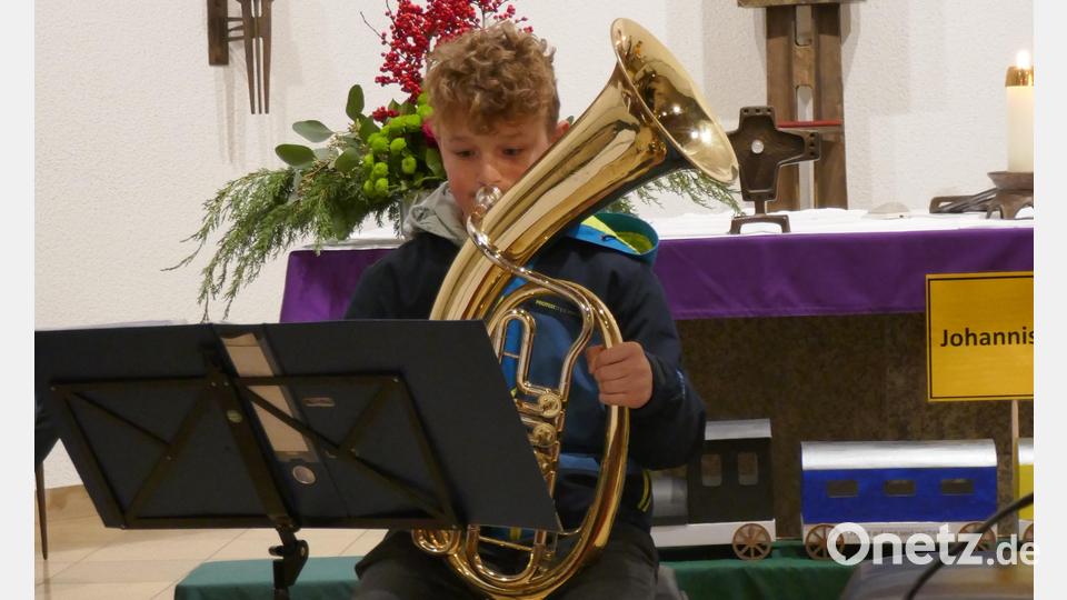 Felix Kunz spielte mehrere Lieder mit dem Horn. Bild: Gabi Werner/exb