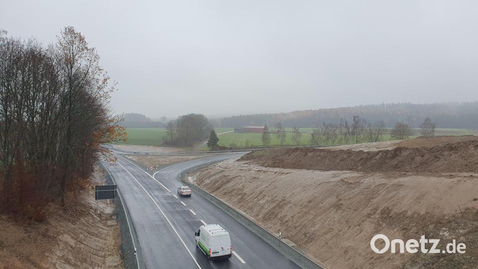 Freie Fahrt heißt es seit Donnerstag auf der B22 bei Erbendorf und Guttenberg bei Waldeck. In Fahrtrichtung Weiden wurde eine neu Auf- und Abfahrt auf die B299 geschaffen. Wer von Kemnath kommend nach Erbendorf möchte, muss hier nach rechts abbiegen. Bild: kaz