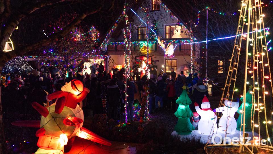 In den weihnachtlich geschmückten Garten der Familie Biederman in der Tirschenreuther Straße hatte die Siedlergemeinschaft zu ihrer Nikolausfeier eingeladen. Bild: njn