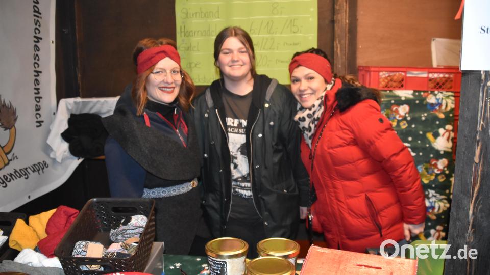 Eschawecker Christkindlmarkt - Der Trachtenberein &quot;D&#039;Waldnaabtaler&quot; bot unter anderem selbstgemachte Haarnadeln, Stirnbänder, Gürtel und Capes an. Bild: wrm