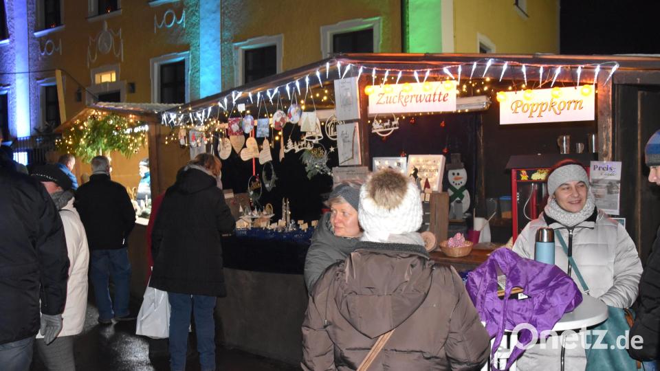Eschawecker Christkindlmarkt - An den Ständen gab es viele verschiedene Handwerkskunst. Bild: wrm