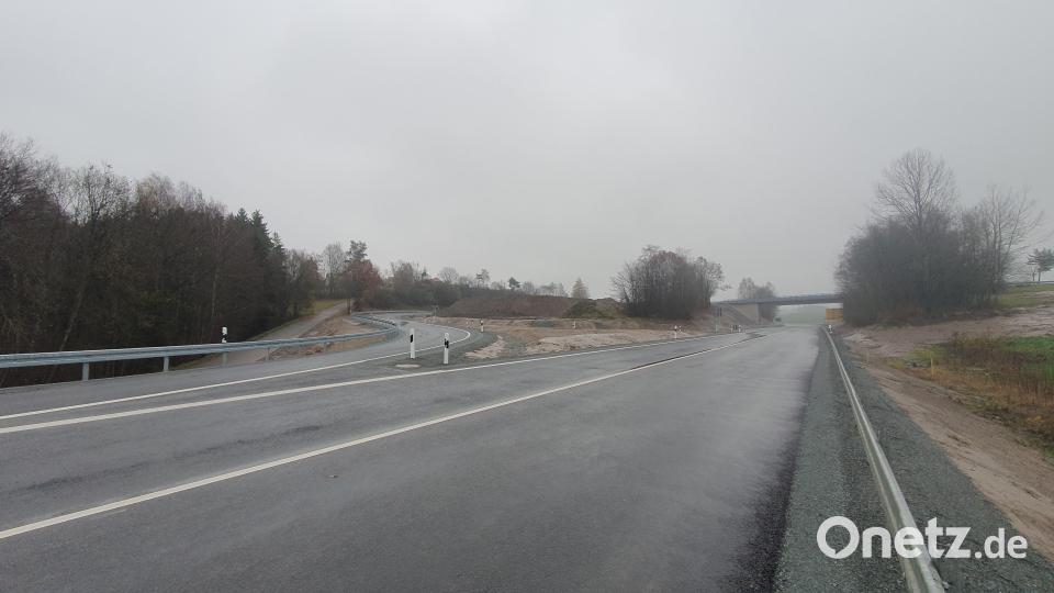 Wer von Kemnath nach Erbendorf fahren möchte, muss jetzt die neu geschaffene Abbiegespur und die Auffahrt nutzen. Bild: kaz