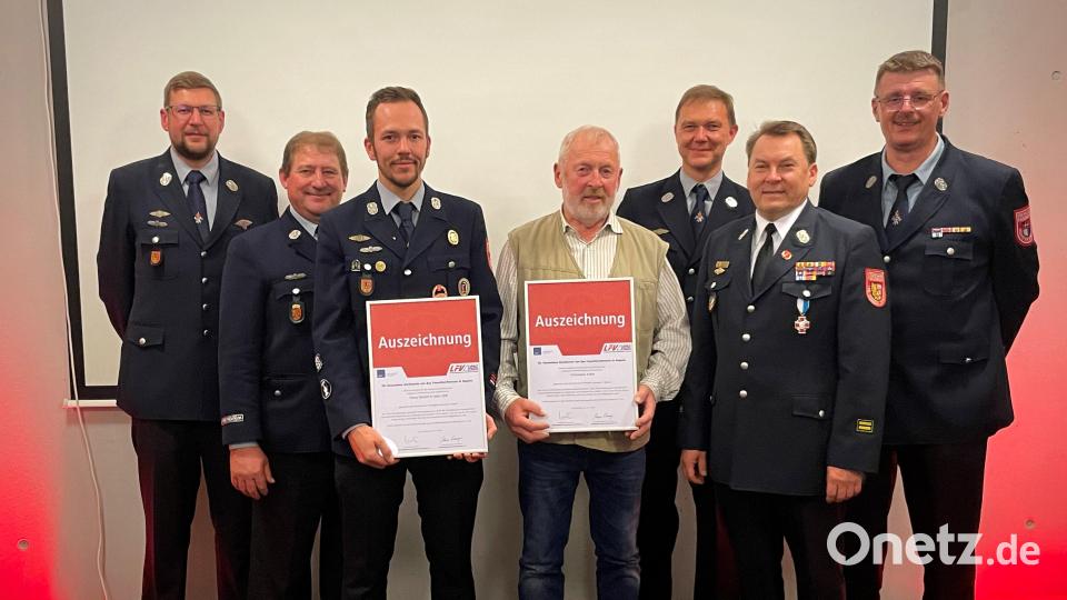 Die ausgezeichneten des Landesfeuerwehrverbands zum &quot;Partner der Feuerwehr&quot; 
v.l. Kommandant Christoph Staudte, stellv. Kommandant Stefan Schinzl, Firmenchef Andreas Dötterl von Dötterl&amp;Hahn sowie Chef Egid Koller von der Schreinerei Koller, stellv. Vorsitzender Stephan Müller, Kreisbrandmeister Alexander Graf, Vorsitzender Christian Wenkmann Bild: Fabian Schildbach