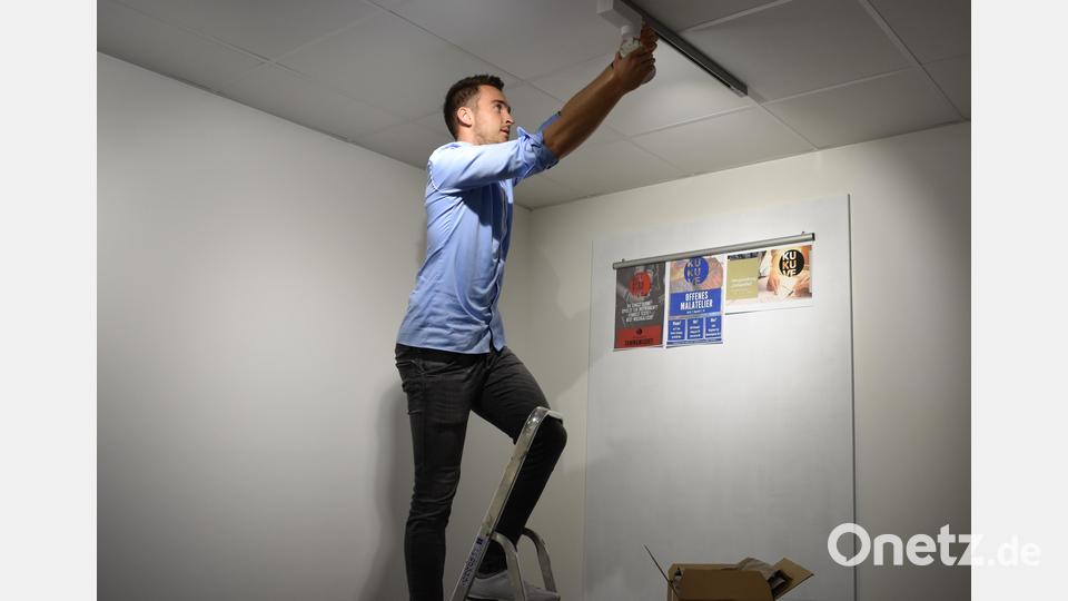 Kassier David Frischholz prüft die Lampe im neuen Vereinsheim des Kunst- und Kulturverein Erbendorf. Mit einer Crowdfunding-Aktion möchte der Verein finanzielle Mittel für Renovierung und Ausstattung sammeln. Bild: lue