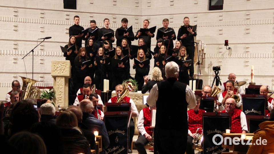 Die Zuhörer erleben in Kirchenthumbach ein mitreißendes Konzert. Der Chor Polyphonia und die Blaskapelle schaffen das Kunststück musikalisch eine Einheit zu bilden. Bild: lep