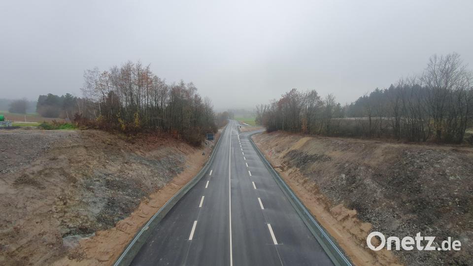 Blick von der Brücke auf die B22 in Fahrtrichtung Kemnath. Bild: kaz