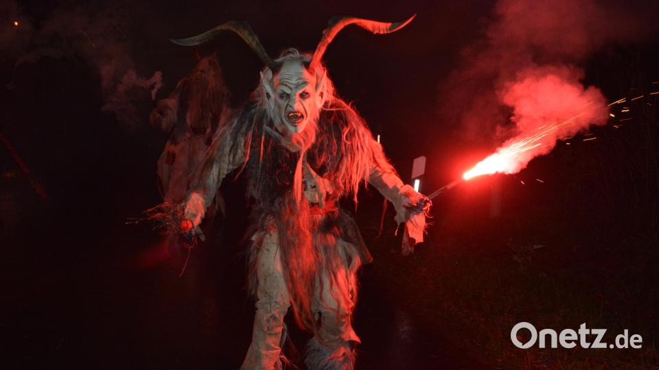 Die „Grölldeifl“ zogen am Montagabend in Neudorf ein. Bild: jr