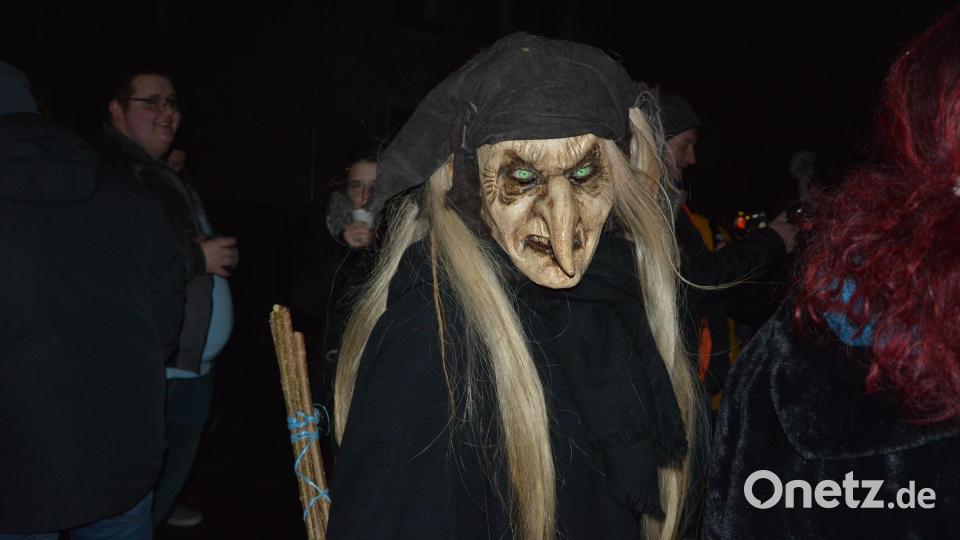 Die „Grölldeifl“ zogen am Montagabend in Neudorf ein. Bild: jr