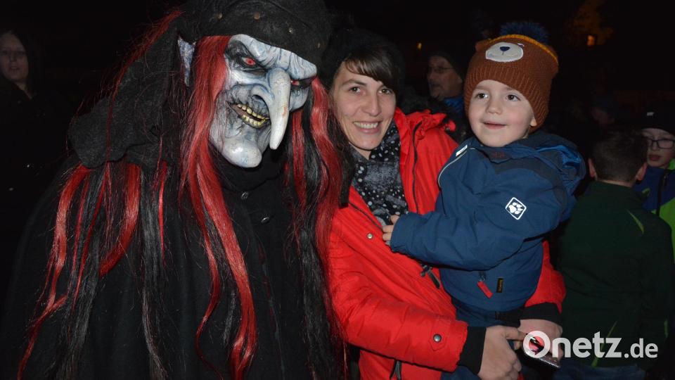 Die „Grölldeifl“ waren am Montag in Neudorf ein beliebtes Fotomotiv. Bild: jr