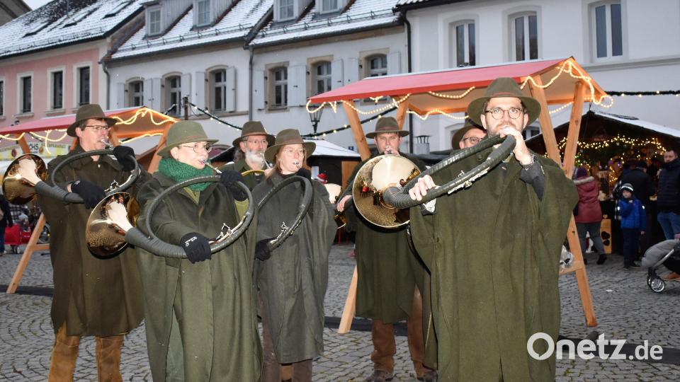 Auch die Parforcehornbläser Eschenbach waren beim Adventsmarkt dabei. Bild: rgr