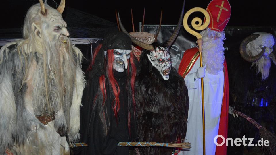 Die „Grölldeifl“ und der Nikolaus waren am Montag in Neudorf beliebte Fotomotive. Bild: jr
