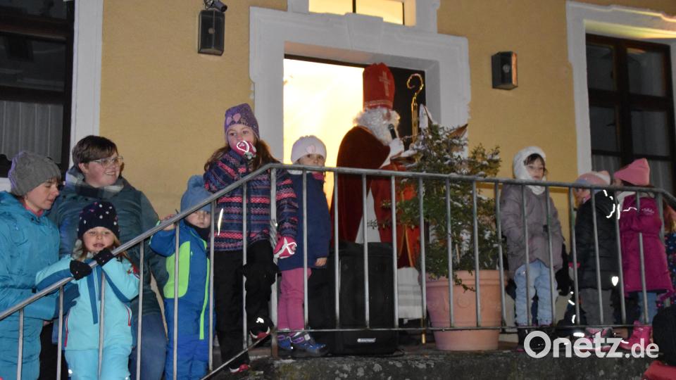 Eschawecker Christkindlmarkt - der Nikolaus verteilte Überraschungseier an die Kinder Bild: wrm