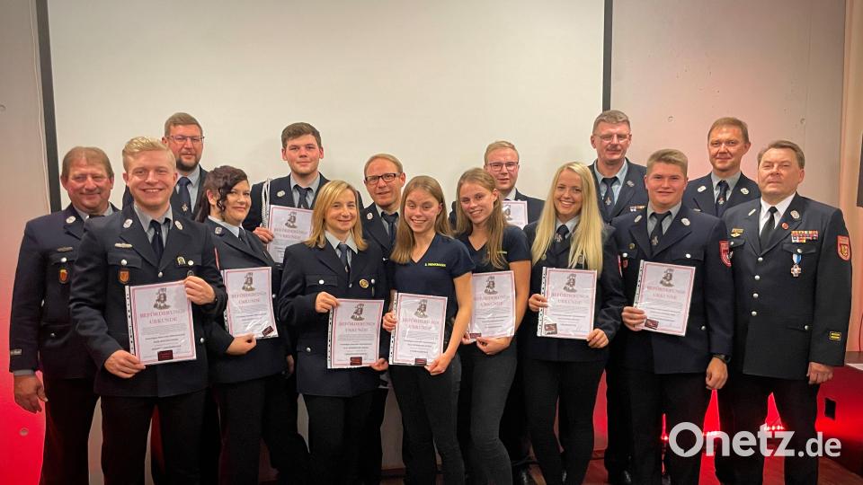 Die Beförderten: v.l. Jannik Knauer, Nicole Staudte, Tamara Bernreuter, Marie und Sophie Wenkmann, Johanna Wiesner, Nico Dzalakowski, Kreisbrandmeister Alexander Graf. Hinten: Stellvertretender Kommandant Stefan Schinzl, Kommandant Christoph Staudte, Alexander Müller, Michael Hofmann, Manuel Nitzbon, Vorsitzender Christian Wenkmann, stellv. Vorsitzender Stephan Müller Bild: Fabian Schildbach