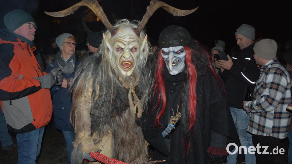 Die „Grölldeifl“ waren am Montag in Neudorf ein beliebtes Fotomotiv. Bild: jr