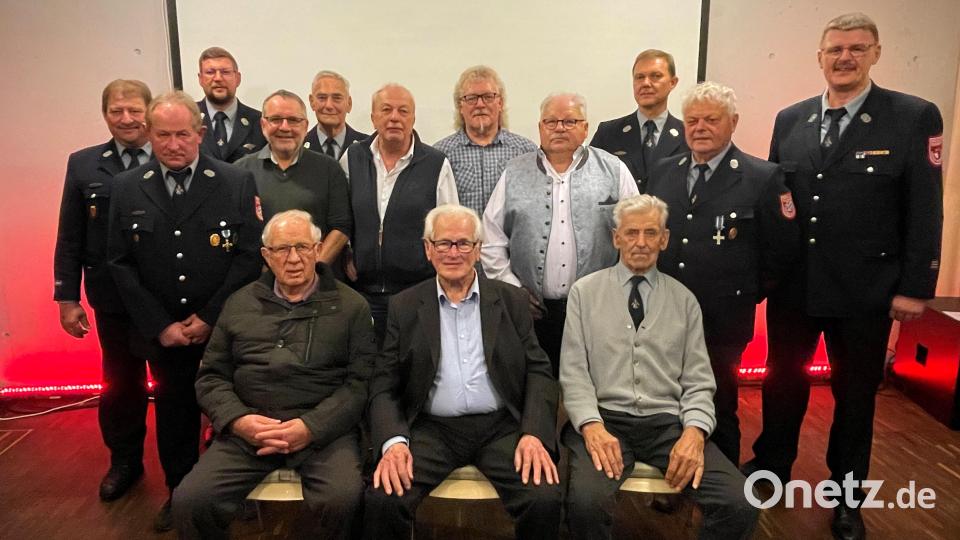 Für 50, 60 bzw. 70 Jahre Vereinszugehörigkeit wurden geehrt (vorne von links): Andreas Reindl, Franz Hummel, Josef Strobl. Mitte von links: Franz Schinzl, Norbert Knauer, Johann Wenkmann, Josef Hirsch und Johann Schmaußer. Hinten von links: Stellvertretender Kommandant Stefan Schinzl, Kommandant Christoph Staudte, Hans Schmaußer, Hermann Knauer, stellv. Vorsitzender Stephan Müller, Vorsitzender Christian Wenkmann Bild: Fabian Schildbach