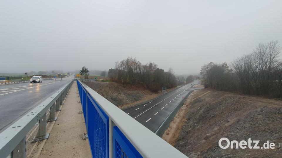 Blick von der Brücke auf die B22 in Fahrtrichtung Kemnath. Bild: kaz