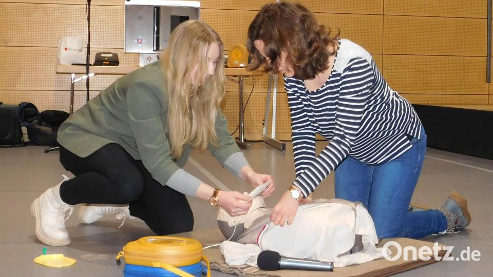 Annika Schreier und Katrin Kürzdörfer demonstrierten in einem Laienschauspiel den schnellen, effizient und unproblematischen Lebensretter App-Einsatz sowie die Reanimation. Bild: whü