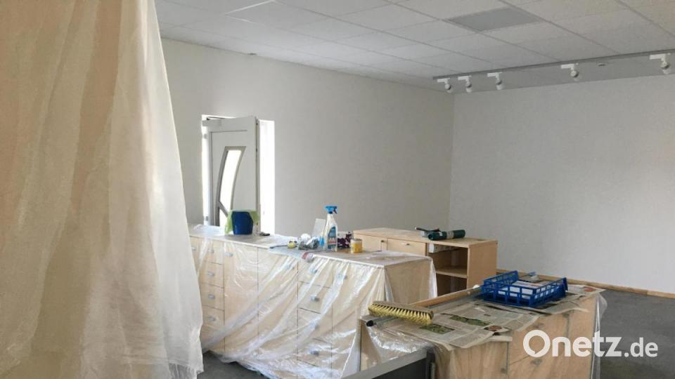 Der Kunst- und Kulturverein Erbendorf hat begonnen, den ehemaligen Verkaufsraum der Druckerei Greitzke zum Vereinsheim umzugestalten. Bild: David Frischholz/exb