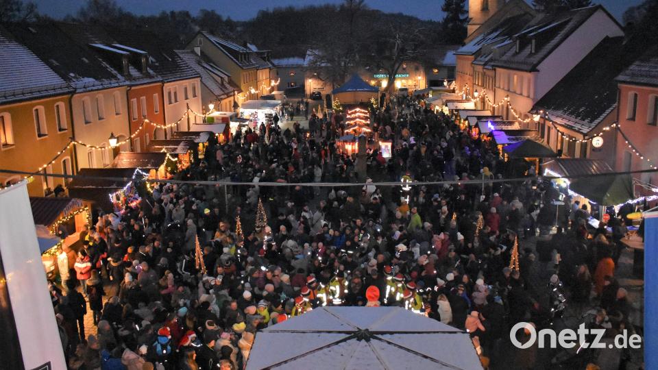 Besonders viele Besucher fanden in diesem Jahr den Weg auf den Grafenwöhrer Adventsmarkt. Es war der erste seit Beginn der Pandemie. Bild: rgr